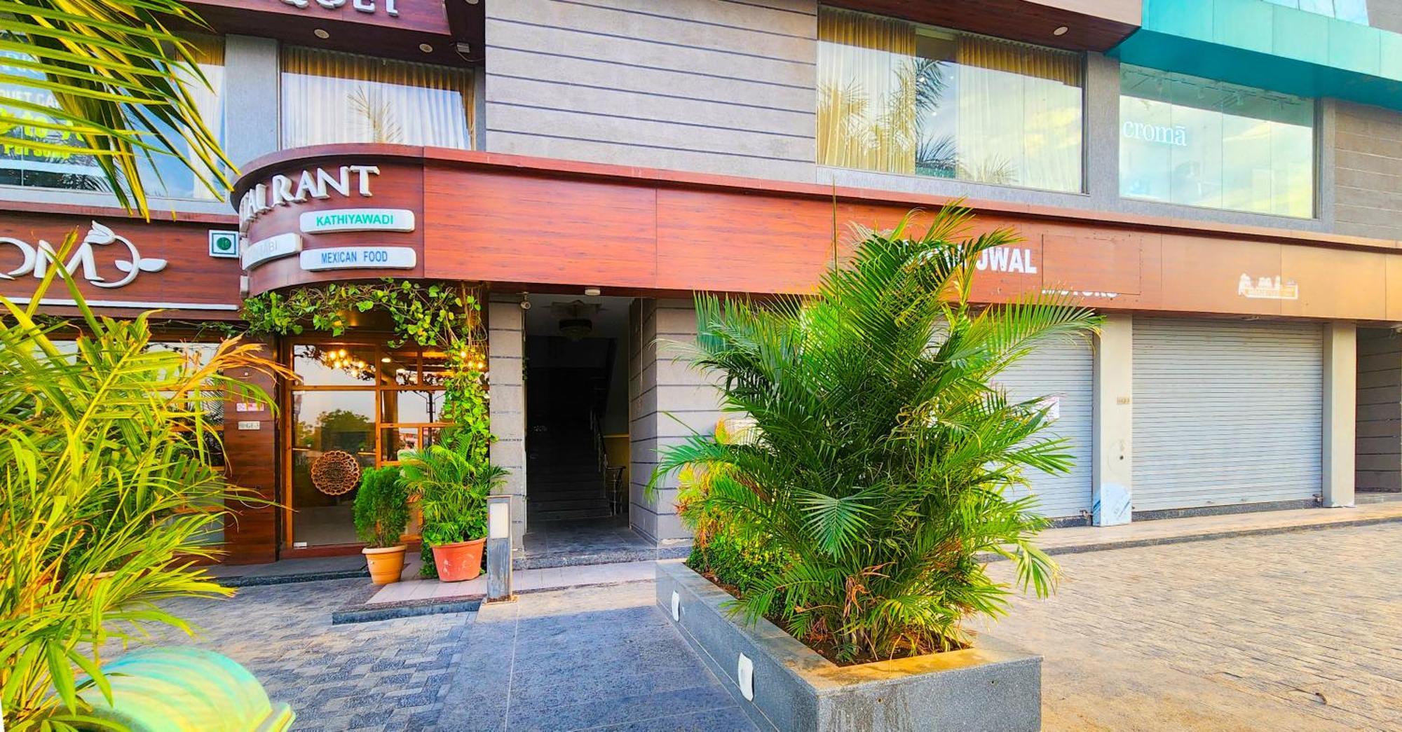 Hotel Nova Blue Ahmedabad Exteriör bild