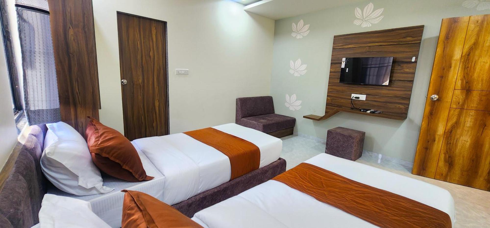 Hotel Nova Blue Ahmedabad Exteriör bild