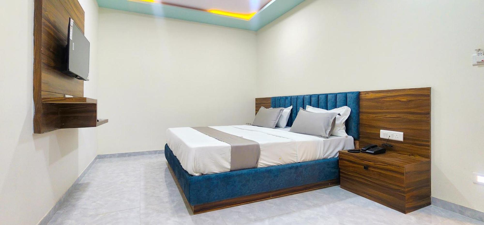 Hotel Nova Blue Ahmedabad Exteriör bild
