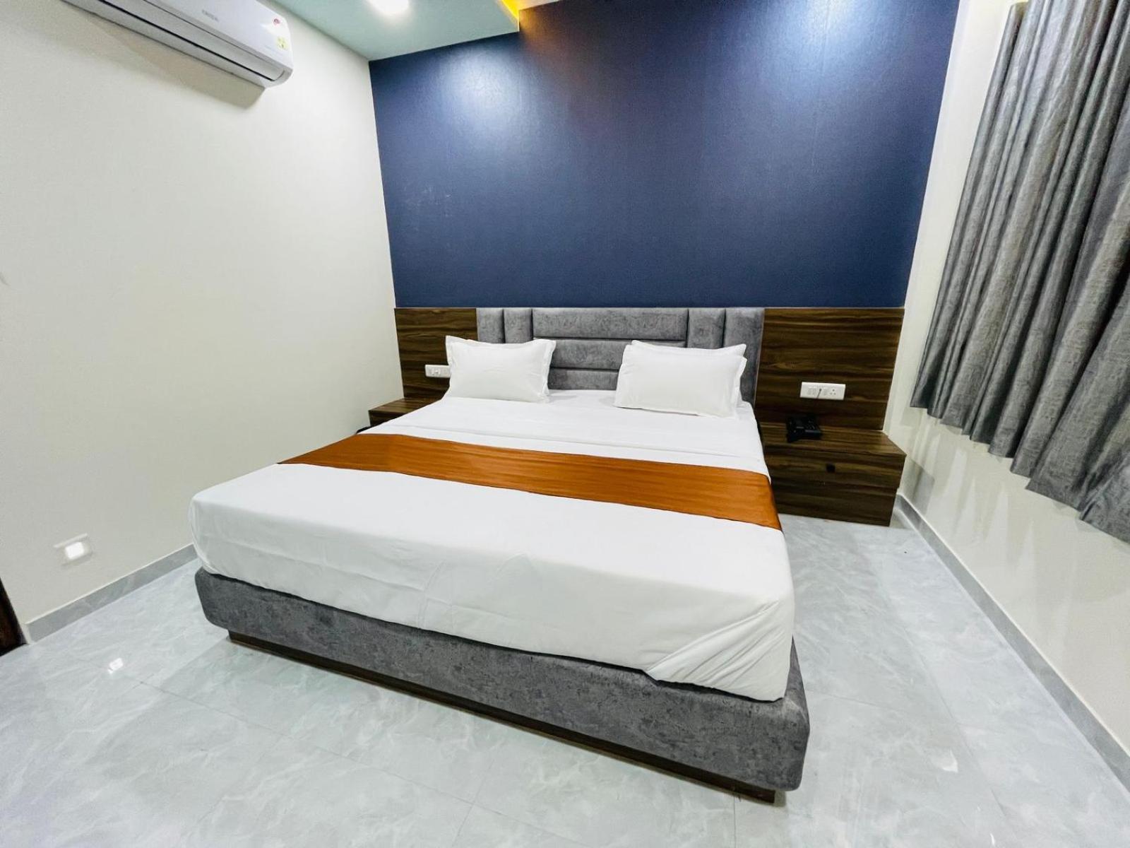 Hotel Nova Blue Ahmedabad Exteriör bild