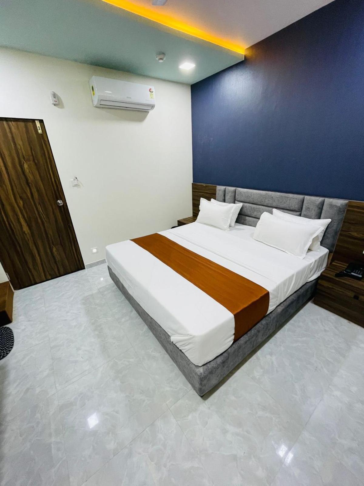 Hotel Nova Blue Ahmedabad Exteriör bild