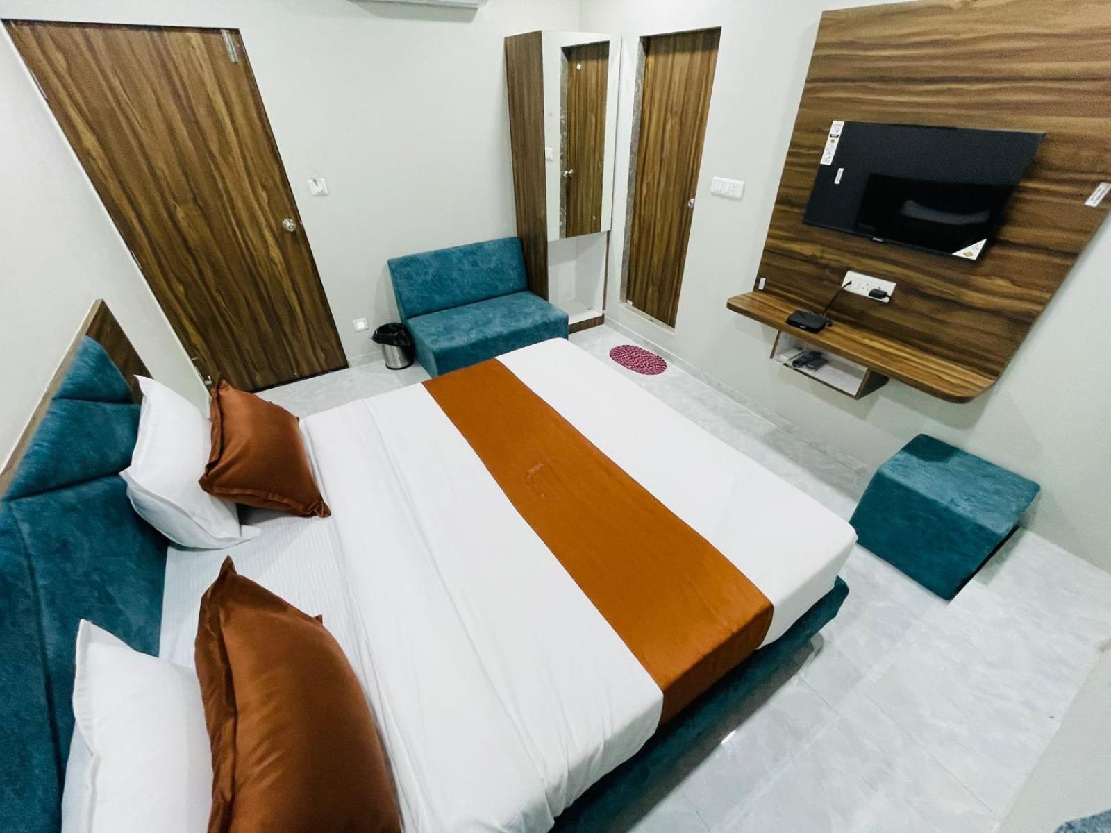 Hotel Nova Blue Ahmedabad Exteriör bild