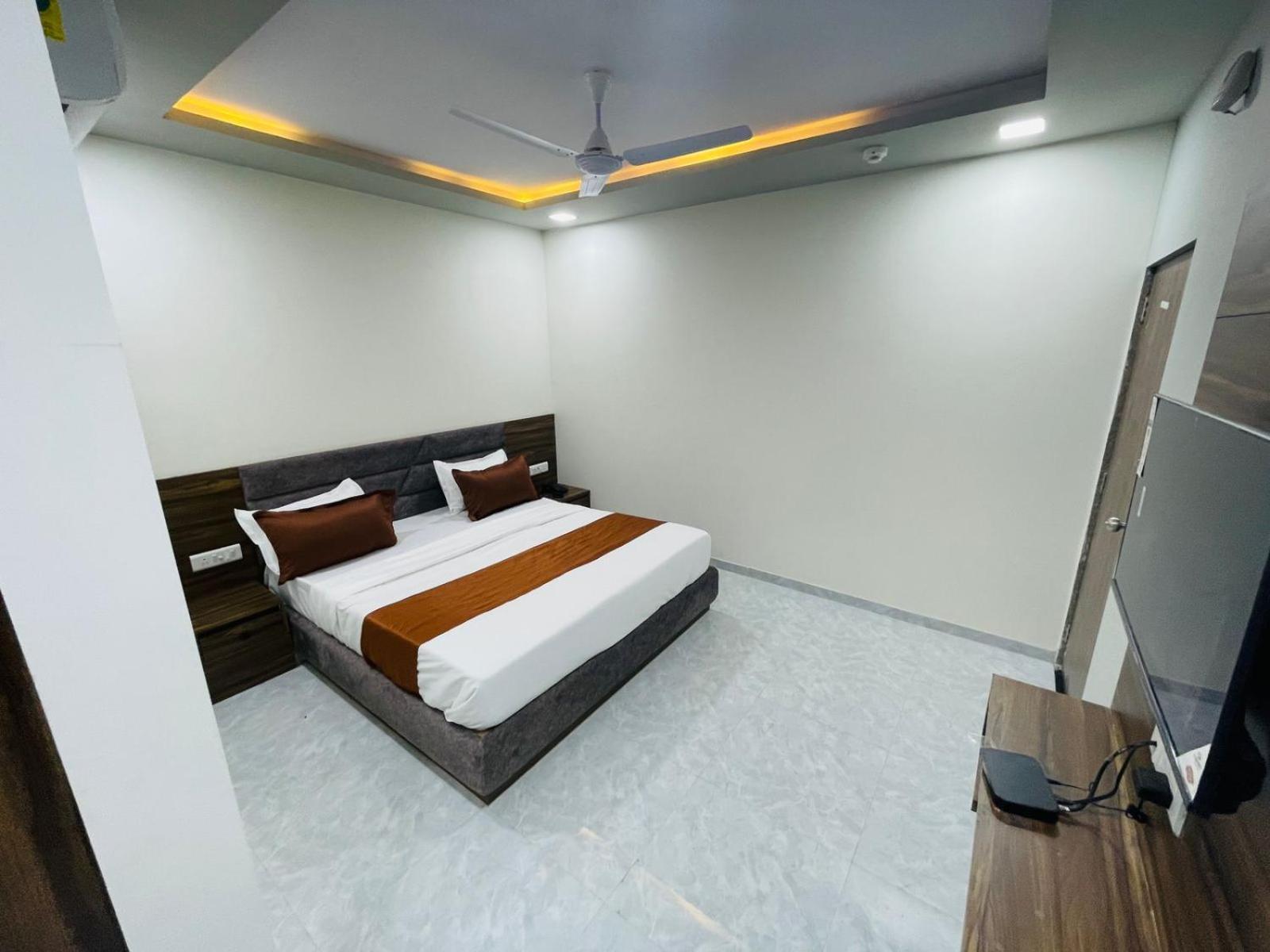 Hotel Nova Blue Ahmedabad Exteriör bild