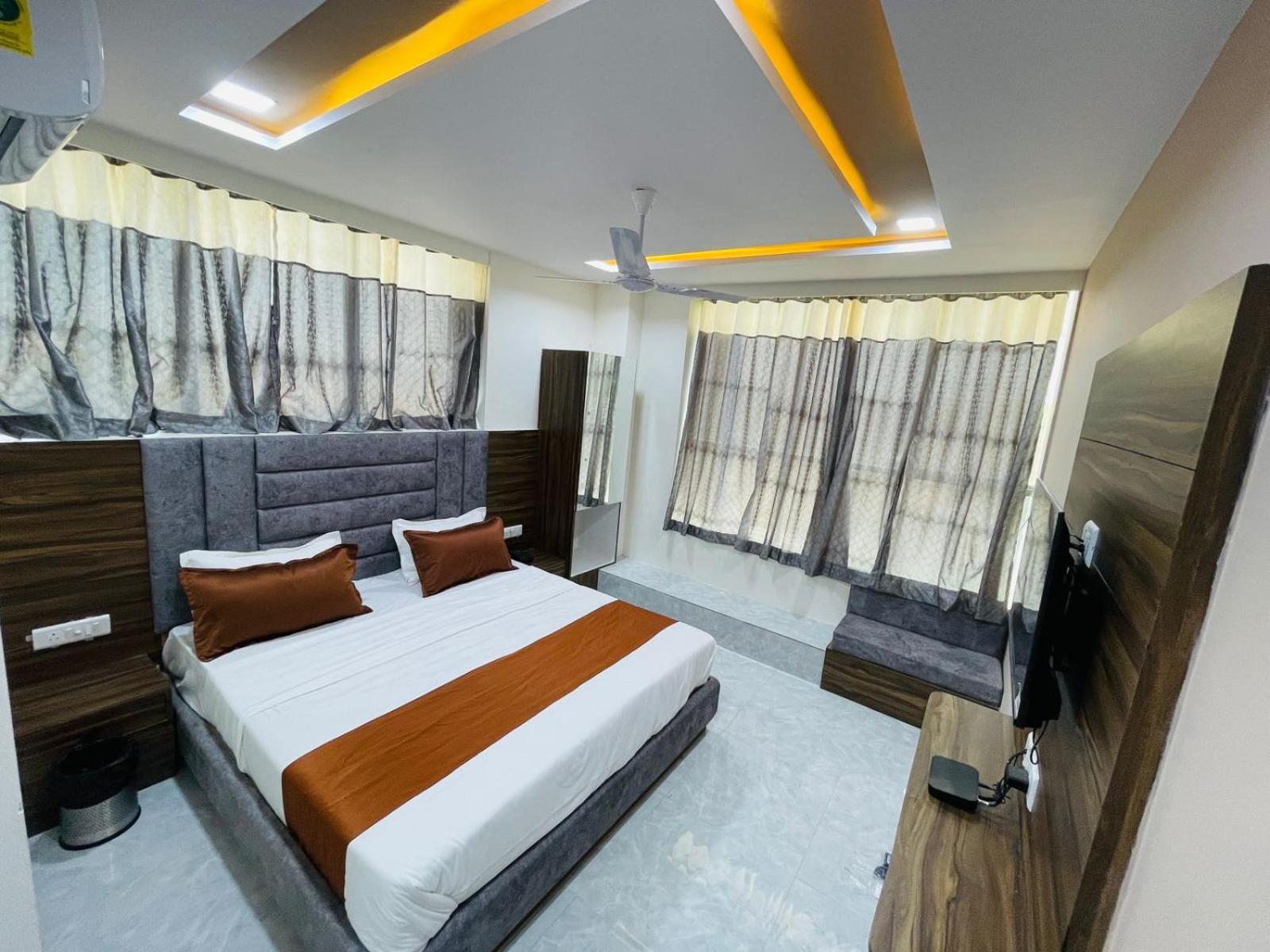 Hotel Nova Blue Ahmedabad Exteriör bild